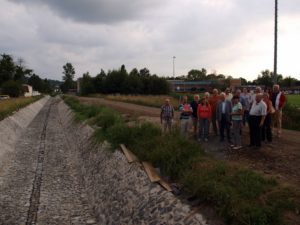 Jüngste Station der Sommertour der SPD-Stadtverordnetenfraktion war die Baustelle im Eichelbachtal. Auch der Fortgang der damit verbundenen Arbeiten am Flutgraben in der Kernstadt wurde begutachtet. Jüngste Station der Sommertour der SPD-Stadtverordnetenfraktion war die Baustelle im Eichelbachtal. Auch der Fortgang der damit verbundenen Arbeiten am Flutgraben in der Kernstadt wurde begutachtet.
