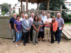 SPD Stadtverordnete vor dem Spielplatz der Kindertagesstätte SPD Stadtverordnete vor dem Spielplatz der Kindertagesstätte