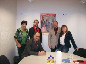 Ute Kohlbecher, Stefan Knoche, Reimund Becker, Christine Jäger (v.l.) und Thomas Eckhardt (vorne) sind die Spitzenkandidaten der Niddaer SPD. Foto: Kaufmann Ute Kohlbecher, Stefan Knoche, Reimund Becker, Christine Jäger (v.l.) und Thomas Eckhardt (vorne) sind die Spitzenkandidaten der Niddaer SPD. Foto: Kaufmann