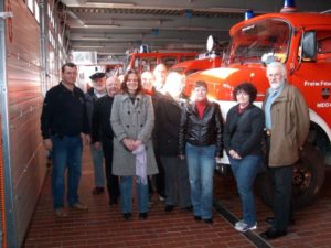 Niddas SPD Kandidaten für den Ortsbeirat bei der Besichtigung der Fahrzeughalle des Feuerwehrstützpunktes