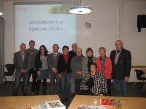 SPD-Kommunalpolitiker um die Landtagsabgeordnete Lisa Gnadl (3.v.l.) besuchten das Niddaer Gymnasium, um sich über den Schulstandort zu informieren.