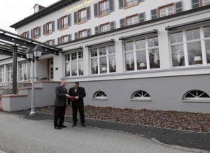 Das Kurhaus war eine der Stationen von Stefan Lux und Reimund Becker während des Rundgangs durch Bad Salzhausen.