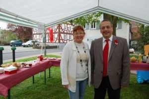 Christine Jäger freute sich, dass SPD-Bundestagskandidat Stefan Lux zum Arbeiter-Frühstück nach Nidda kam. Foto: Maresch