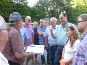 Die Niddaer Sozialdemokraten informierten sich in Wallernhausen über die Nachwirkungen der Flut vor einem Jahr.