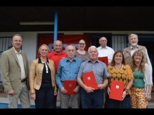 Ehrungen für langjährige Parteizugehörigkeit: Landrat Joachim Arnold, die Kreistagsvorsitzende Stefanie Becker-Bösch, Klaus-Peter Cos, Werner Simon, die Landtagsabgeordnete Lisa Gnadl, Horst Sinner, Heinrich Vetter, Marina Ulfikowski-Martin, Gerhard Erk und die Ortsvereinsvorsitzende Christine Jäger (von links).